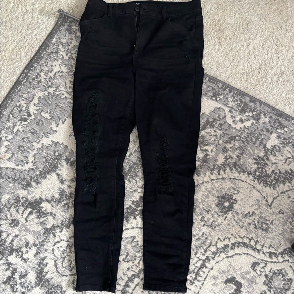 Super high-waisted black jeans ripped
